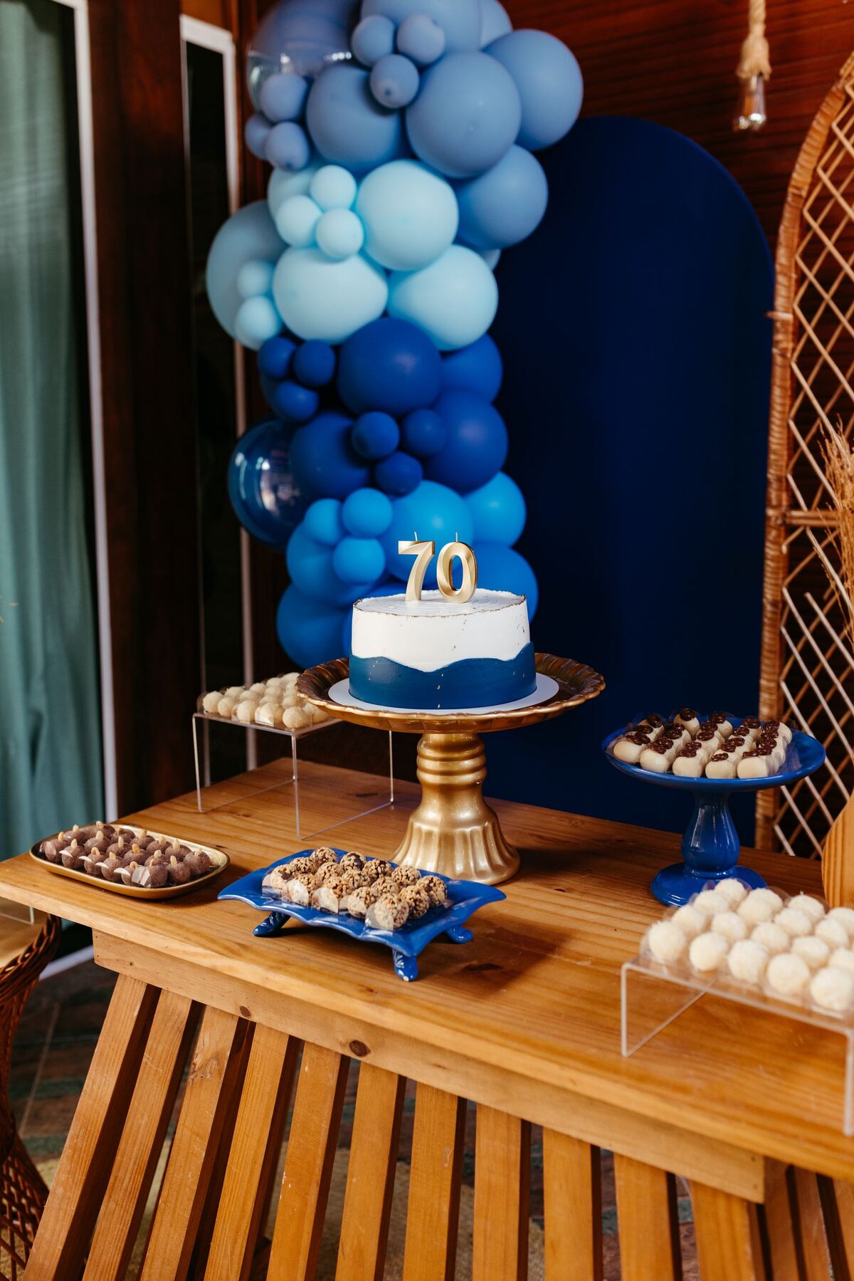 Mesa de postres decorada para cumpleaños con globos y torta